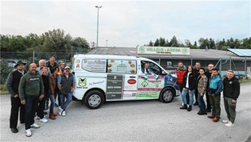 Ein großer Teil der Sponsoren mit den Abteilungsverantwortlichen Dirk Liebler (Fünfter von links), Spartenleiter Lukas Kunze (rechts), Marcus Schraml (Dritter von rechts) und Mathias Häfner (im Bus). Foto hecht