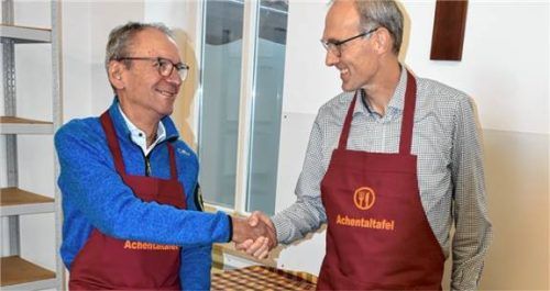 Ein Händedruck zur Übergabe: Jürgen Branz übernimmt die Achental-Tafel-Leitung von Michael Soergel. Foto wunderlich