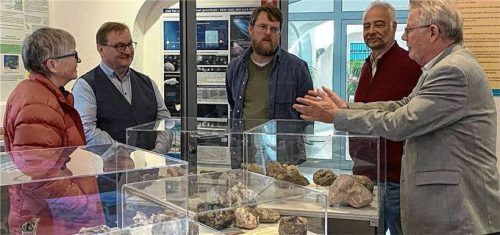 Ein Höhepunkt des Jahres: Zweiter Vorsitzender des Chiemgau-Impakt-Vereins Dr. Michael Rappenglück (Zweiter von rechts), Vorsitzender des Chiemgau-Impakt-Vereins Josef Konhäuser (rechts) und der Grabenstätter Bürgermeister Gerhard Wirnshofer (Zweiter von links) zeigten dem irischen Archäologen Dr. Patrick McCafferty (Mitte) und der US-Geologin Dr. Dallas Abbott (links) das Chiemgau-Impakt-Museum in der Schlossökonomie. Foto Müller