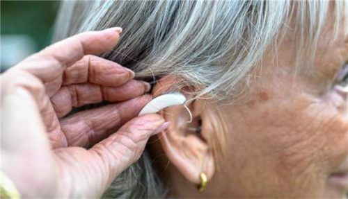 Ein Hörgerät: Kleines Helferlein mit großer Wirkung.