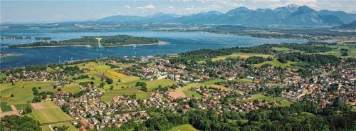 Ein hübscher Ort, der Chiemsee, die Alpen – Prien hat einiges zu bieten, wird auch deswegen für 800 bis 1300 Menschen pro Jahr zur neuen Heimat. Foto Anita Berger