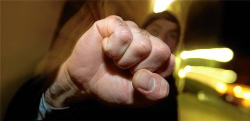 Ein junger Mann hebt seine geballte Faust. Foto dpa