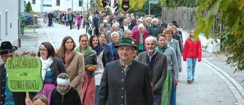 Ein langer Festzug schlängelte sich durch den Ort. Fotos Günster