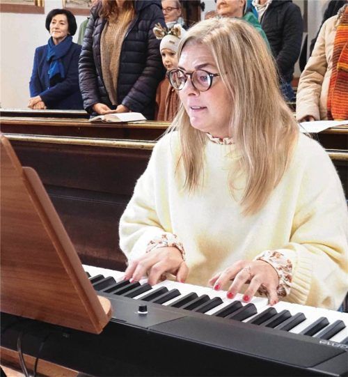 Ein Leben für die Musik: Anja Zwiefelhofer spielt am E-Piano in der Jakobskirche und bringt ihre musikalische Leidenschaft zum Ausdruck. Fotos Weithofer