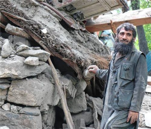 Ein Mann steht vor einem zerstörten Haus im von einem Erdbeben betroffenen Gebiet in der Provinz Kunar. Foto dpa