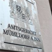 Erst am Pferdeschwanz gezerrt, dann umarmt