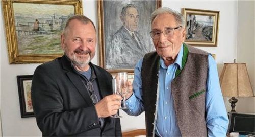 Ein Prosit zum Jubiläum: Dritter Bürgermeister Martin Aufenanger (links) gratuliert Fritz Josef Händl. Foto wagner