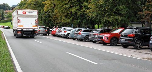 Ein Sicherheitsrisiko stellt vor allem bei Beerdigungen die Parkplatzsituation am Gemeindefriedhof an der Gottschallinger Straße in Au dar. Foto Strim
