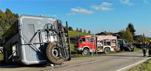 Ein spektakulärer Unfall zweier Giganten ereignete sich am Donnerstag bei Kirchdorf. Foto Barth