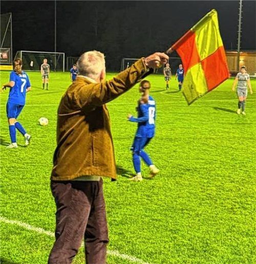 Ein Weltmeister als Linienrichter: Bastian Schweinsteiger mit vollem Einsatz beim Spiel der Damen in der Tiroler Liga.Foto SR Oberlangkampfen