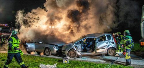 Eine besondere Aufgabe war die Bergung der Insassen bei dem rauchenden E-Auto. Foto  Stache