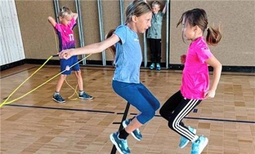 Eine besondere Übung war das Teamspringen, wobei immer zwei gemeinsam hochhüpfen mussten und das Seil dann unten durchgeschwungen wurde. Die beiden Mädels zeigten das schon fast in Perfektion. Foto  Wegscheider