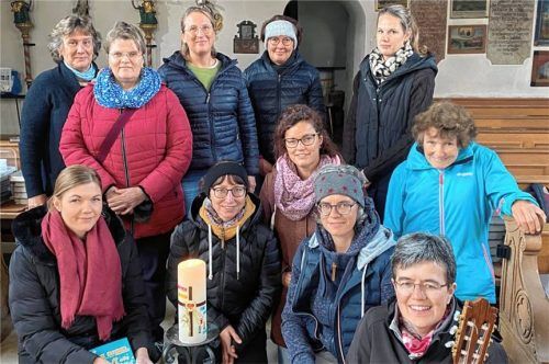 Eine brennende Kerze darf nicht fehlen, wenn sich die Frauen der Mütterinitiative in der Willinger Kirche zum gemeinsamen Gebet treffen. Foto kotter