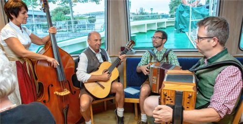 Eine echte Bereicherung: Die „Halthäuslmusi“ war heuer erstmals an Bord des Volksmusikschiffs dabei. Foto berger