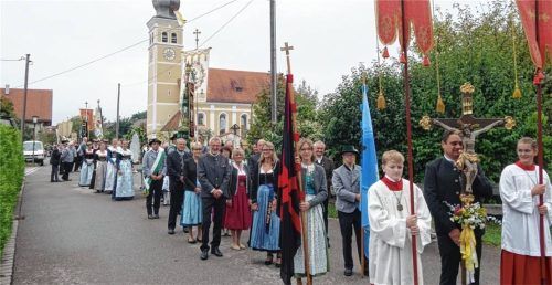 Eine feierliche Prozession zog durch das festlich geschmückte Dorf.Fotos re
