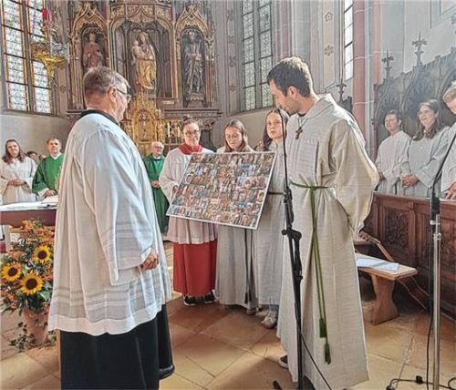 Eine Fotocollage soll Alois Hofstetter an die Zeit mit „seinen“ Ministranten erinnern.