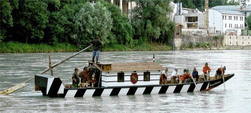 Eine Plätte bei der Bürgerspiel-Premiere: Im Jahr 2000 wurde die alte St.-Nikolai-Schiffleut-Bruderschaft wieder ins Leben gerufen. Sie hat unter anderem das Ziel, das Wissen um die Inn-Schifffahrt und ihre Bedeutung für die Stadt nicht in Vergessenheit geraten zu lassen.Foto Rieger
