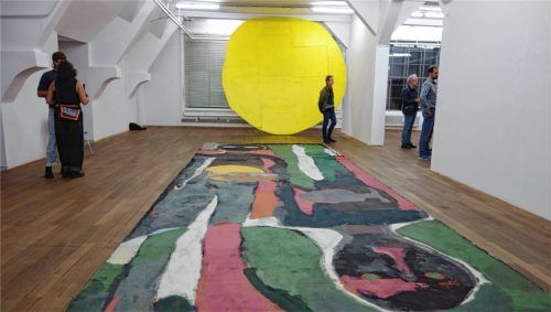 Eine raumgreifende Installation von Bild und Skulptur: Das Werk „Landschaft“ von Benedikt Gahl kann man tatsächlich umrunden.Foto Friedrich