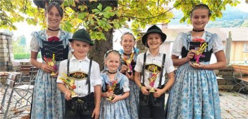 Eine Schar Probenkönige: (von links) Isabella Langmann, Kilian Hausotter, Leni Hofmann, Marina Langmann, Xaver Gartner und Hannah Hausotter.Foto  Adersberger