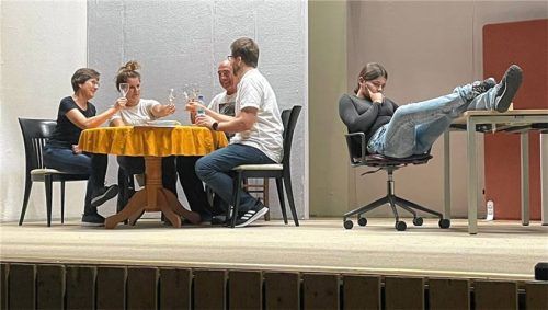 Eine Szene aus „Charleys Tante – nei aufg’legt“ mit den Darstellern (von links): Margit Reiser (Doro), Christina Eberl (Nelly), Peter Iberle (Joe), Andreas Scherer (Charley) und Maxim Rehfeldt (Susi). Foto re