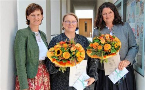 Eine Urkunde und einen Blumenstrauß für 25 Jahre im öffentlichen Dienst gab es aus den Händen von Isens Bürgermeisterin Irmgard Hibler (links) für Verwaltungsrätin Christine Pettinger (Mitte) und Verwaltungsamtsrätin Sandra Steinkirchner. Foto dinger