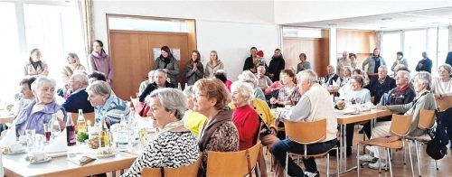 Eine Vielzahl Senioren ab 80 Jahren folgte der Einladung der Pfarrgemeinde „Mariä Himmelfahrt“ in Prien zu einem gemeinsamen Nachmittag mit Kaffee, Kuchen und Unterhaltung.Foto Hötzelsperger