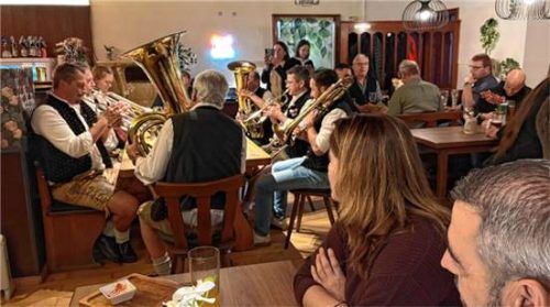 Eine volle Gaststube mit musikalischer Unterhaltung war am Eröffnungstag geboten.