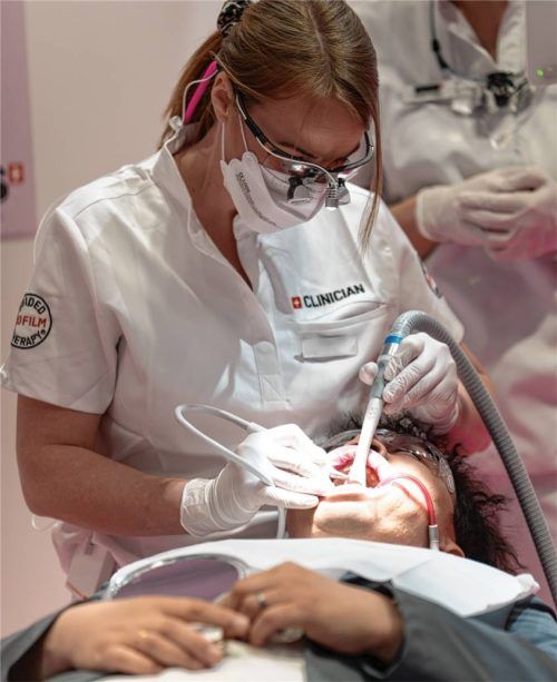 Eine Zahnärztin bei der Behandlung eines Patienten. Termine zu bekommen, wird zunehmend zum Problem. Foto imago