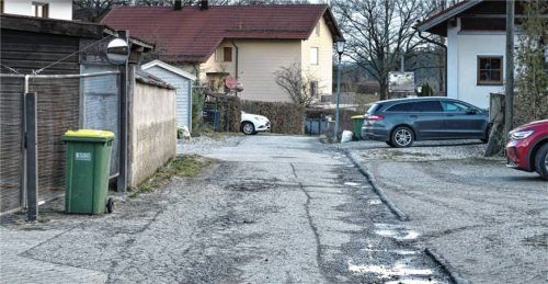 Einen Vorteil hat der Zustand der Kronbergstraße in Thambach – die Schlaglöcher zwingen zum langsamen Fahren. Foto Günster