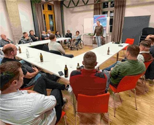 Einige Bürger nutzten die Chance, mit den Politikern ins Gespräch zu kommen. Foto re