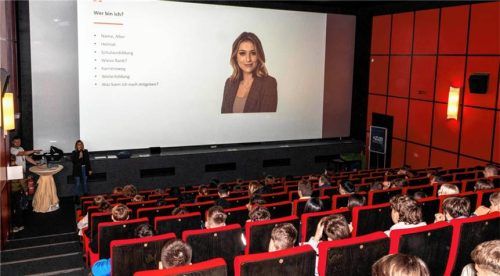 Einige Firmen nutzten den Kinosaal, um sich den Schülern vorzustellen.