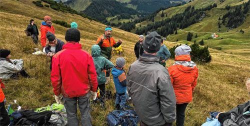 Einsatzbesprechung: Wast Pertl (Mitte) gab den freiwilligen Helfern letzte Anweisungen. Foto Baumgartner