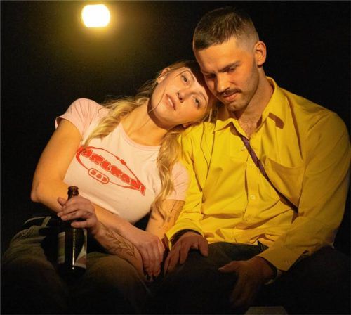 Eli (Pia Niederecker) schmeißt sich ran an ihre neue Bekanntschaft Jeremias (Daniel Stofft). Foto Schmidt.