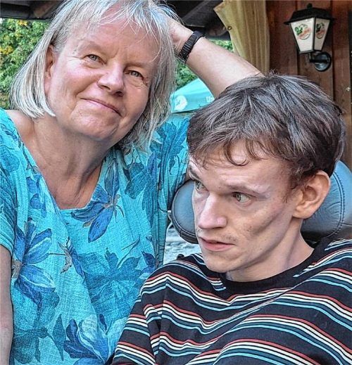 Elke Fischer-Wagemann hat für ihren Sohn Nils an der Schön-Klinik in Vogtareuth endlich einen Ort gefunden, an dem er ganzheitlich medizinisch und therapeutisch versorgt wird und an Lebensqualität gewinnt. Foto privat
