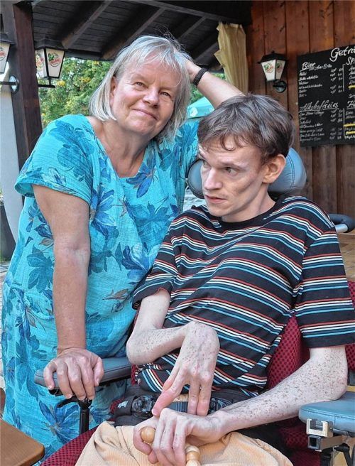 Elke Fischer-Wagemann kämpft für den Erhalt der „Jerwa“ an der Schön-Klinik in Vogtareuth. Für junge Erwachsene mit Mehrfachbehinderungen wie ihren Sohn Nils. Foto privat