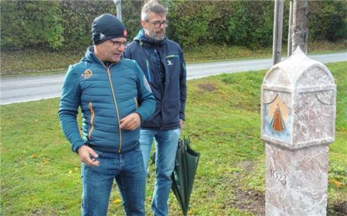 Enthüllten das Werk: (von links) Steinmetz Fritz Seibold und Grassaus Bürgermeister Stefan Kattari. Foto adersberger