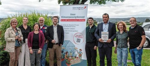 Enver Krivaca, Leiter des Awo-Seniorenheimes in Feldkirchen-Westerham (Dritter von rechts), hält im Beisein von einigen der Projektbeteiligten den Ergebnisbericht zur Klimaanpassung in Händen. Foto Thomae