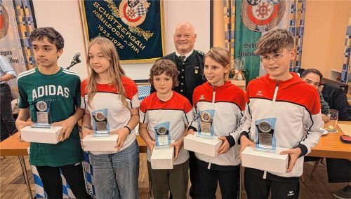 Erfolgreich bei den oberbayerischen Bezirksmeisterschaften: die jungen Mühldorfer Bogenschützen (von links) Henrik Drinkuth, Aurelia-Viktoria Drinkuth, Ralf Huhn, Jakob Ebner und Samuel Wimmer sowie (hinten) Gauschützenmeister Erich Jungwirth. Foto lohr