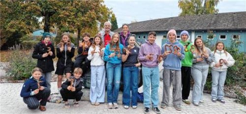 Erfolgreiche Schwimmer: (von links) Leonie Blank, Josefine Hobelsberger, Anna Wandinger, Valentin Wandinger, Manuel Orsatti, Sofia Schön, Nadine Angermann, Anna Fromm, Julian Fromm sowie Max Ohm, Lenz Ohm, Nora Luley und Lucy Luley. Im Hintergrund freuen sich der Bernauer Schwimmvereinsvorsitzende Mathias Vieweger und seine Priener Amtskollegin Kathrin Deidesheimer.Foto re