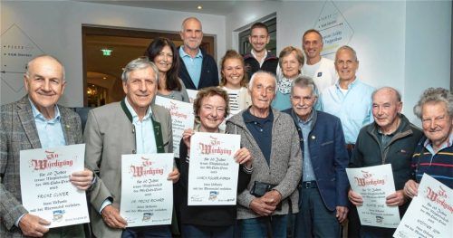Erhielten Urkunden für jahrzehntelange Treue: (vorne, von links) Gunther Fricke, Dr. Richard Fricke, Andrea Scheck-Fischer, Helmut Krumrey, Helmut Estermann, Hinz Schmid, Sepp Stöttner sowie (hinten, von links) Christine Schader, Christoph Bartl, Julia Schlichter, Zweiter Vorsitzender Lorenz Fischer, Margarethe Fischer, Vorsitzender Dr. Gerrit Sommer und Christian Wöhrer. Foto berger
