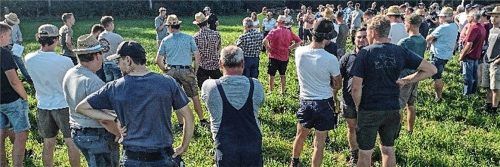 Erklärungen zu den Parzellen direkt vor Ort. Foto re