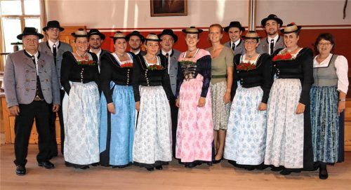 Es geht zügig in Richtung 110 Jahre GTEV Edelweiß Dettendorf-Kematen in drei Jahren, meinte der wiedergewählte Vorsitzende Martin Impler (links) mit Blick auf sein wieder- und neugewähltes Vorstandsgremium. Foto strim