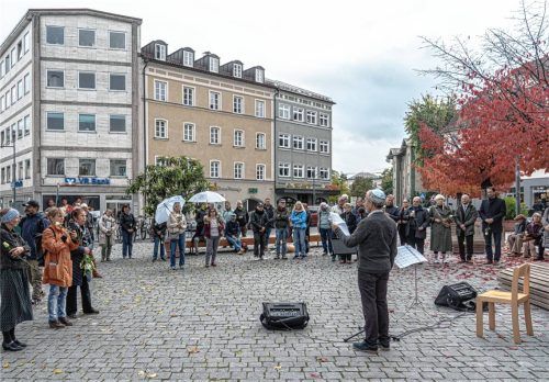 Etwa 50 Rosenheimer waren dabei, als an drei neuen Erinnerungszeichen der Opfer des Nationalsozialismus gedacht wurde. Eine der Möbiusschleifen hängt am Ludwigsplatz und erinnert an die Kaufmannsfamilie Leopold Maier. Dr. Thomas Nowotny von der Initiative Erinnerungskultur stellte deren Lebensweg vor. Foto Thomae