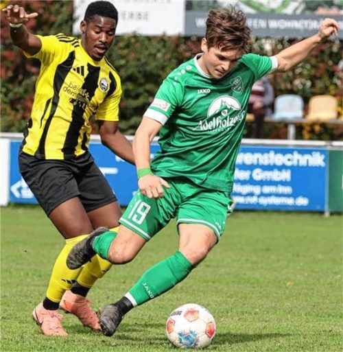 Fabian Furch (rechts, gegen Romuald Lacazette) und der TSV Siegsdorf stecken weiter in der Krise.Foto Zucker