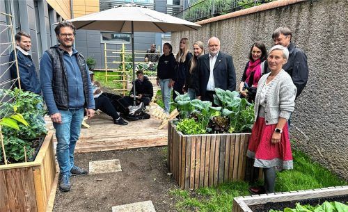 Feierliche Einweihung des neuen Pausengartens: (von links) Sozialpädagoge Lorenz Senftl, Geschäftsführer Thomas Lechner, Bürgermeister Thomas Einwang, Klassenleiterin Sibylle Wallner sowie Schüler und Eltern. Foto Dörr