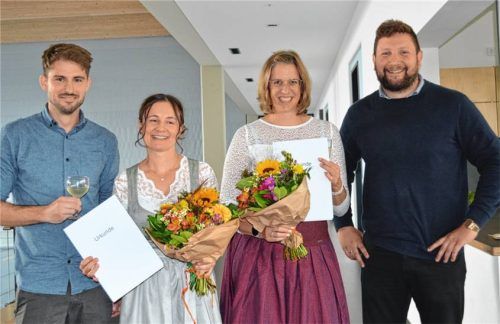 Feierstunde an der Grassauer Schule: Thomas Färbinger (links) unterstützt die Schulleitung mit Marcus Ullrich. Zum 25-jährigen Dienstjubiläum wurden Mirela Mitrenko (Zweite von links) und Constanze Kirsch ausgezeichnet.Foto  Eder