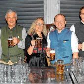 <p>Festwirte und Veranstalter bei der Bierprobe zum Haager Herbstfest (von links): Dominic Wright, Simon Felber, Herbert und Gerti Zeilinger, Stefan Staudinger, Manuel Scheyerl sowie Petra Bauer-Würdinger und Matthias Würdinger. Foto Bauer</p>