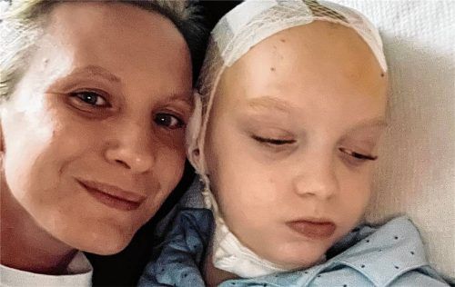 Finni (8) aus Feldkirchen-Westerham nach seiner jüngsten Hirnoperation in der Schön-Klinik Vogtareuth. Immer an seiner Seite ist Mama Viktoria Zettel (36). Foto re