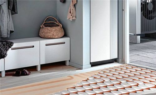 Flächenheizsysteme sind eine perfekte Ergänzung zur Wärmepumpe. Fotos apritec