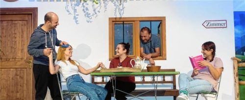 Fleißig am Proben: (von links) Timo Winkler, Sabine Obermaier, Elisabeth Brechlin, Andreas Obermayer und Christina Manhart.Foto  Voggenauer